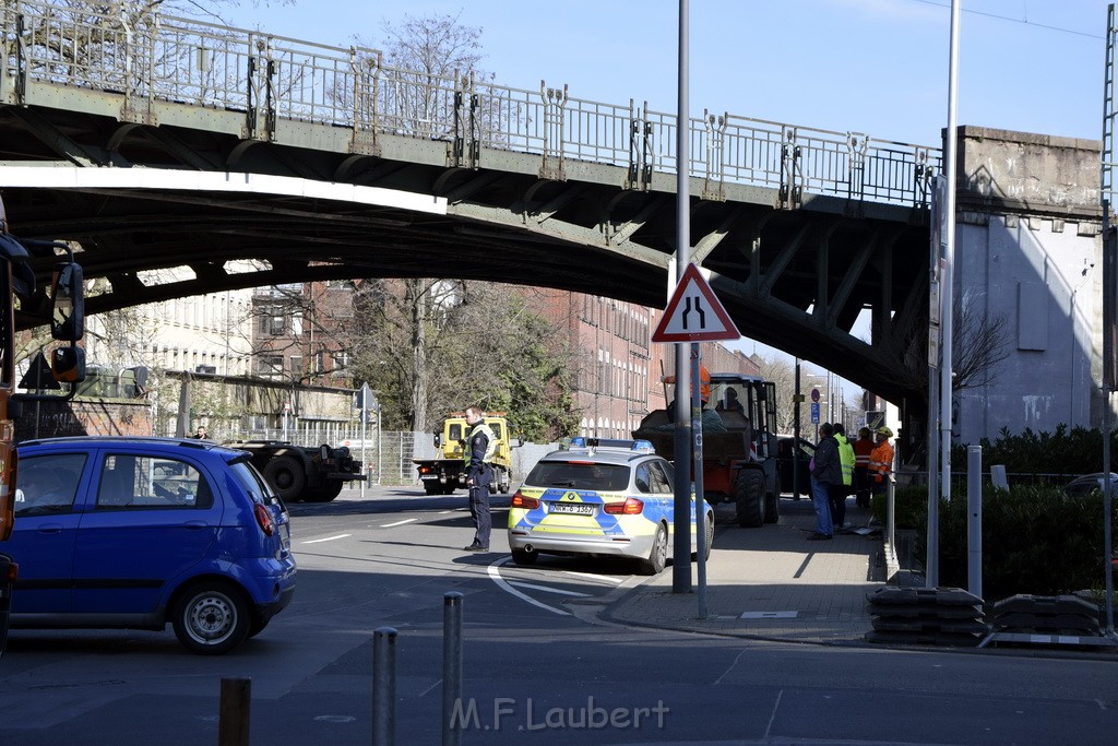 LKW blieb unter Bruecke haengen Koeln Deutz Deutz Muelheimerstr P181.JPG - Miklos Laubert